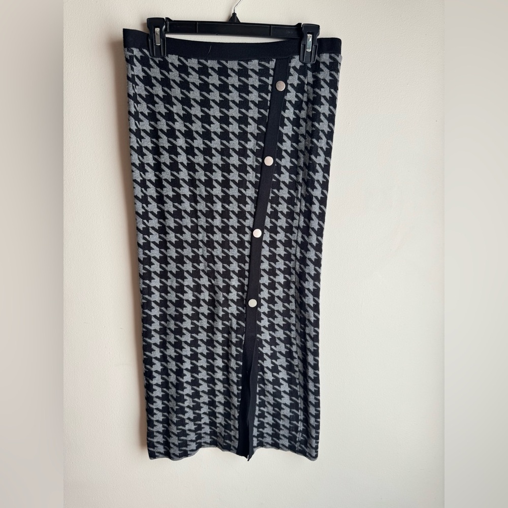 Retrology Black and Gray Houndstooth Midi Sweater Skirt Button Detail Size Med